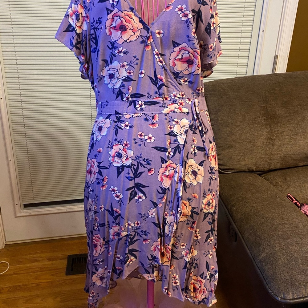 Beautiful! Fun floral dress. Fun flirty! Cute